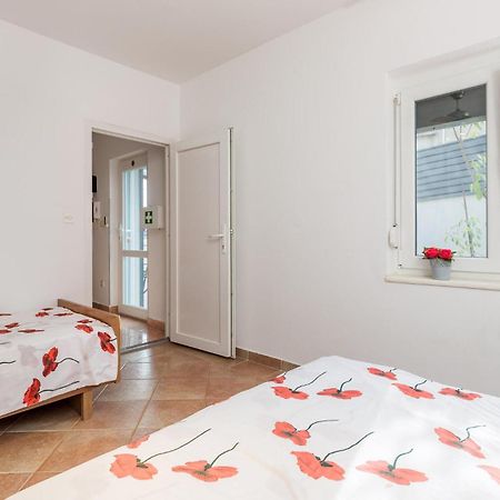 Nice apartment in Vrh with 1 Bedrooms, WiFi&Outdoor swimming pool Buitenkant foto