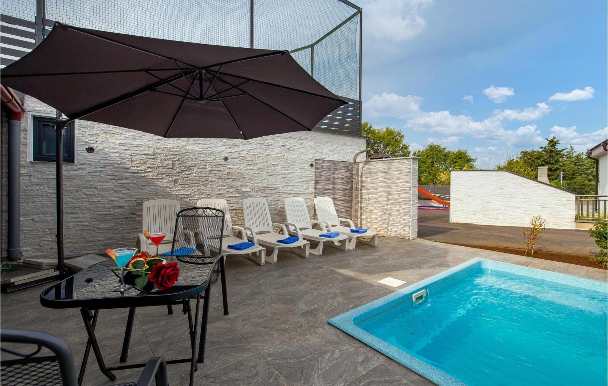 Nice apartment in Vrh with 1 Bedrooms, WiFi&Outdoor swimming pool Buitenkant foto