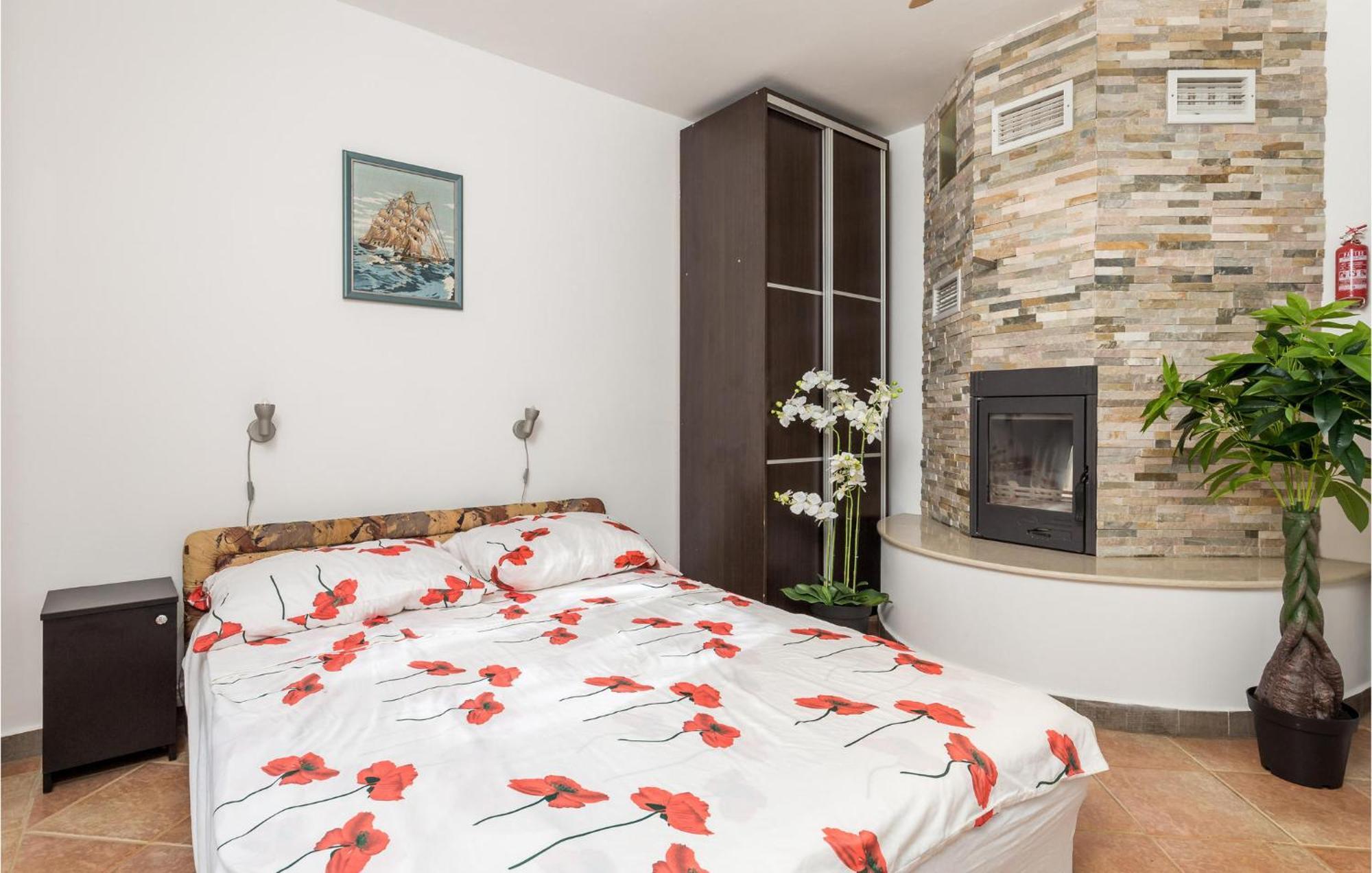 Nice apartment in Vrh with 1 Bedrooms, WiFi&Outdoor swimming pool Buitenkant foto