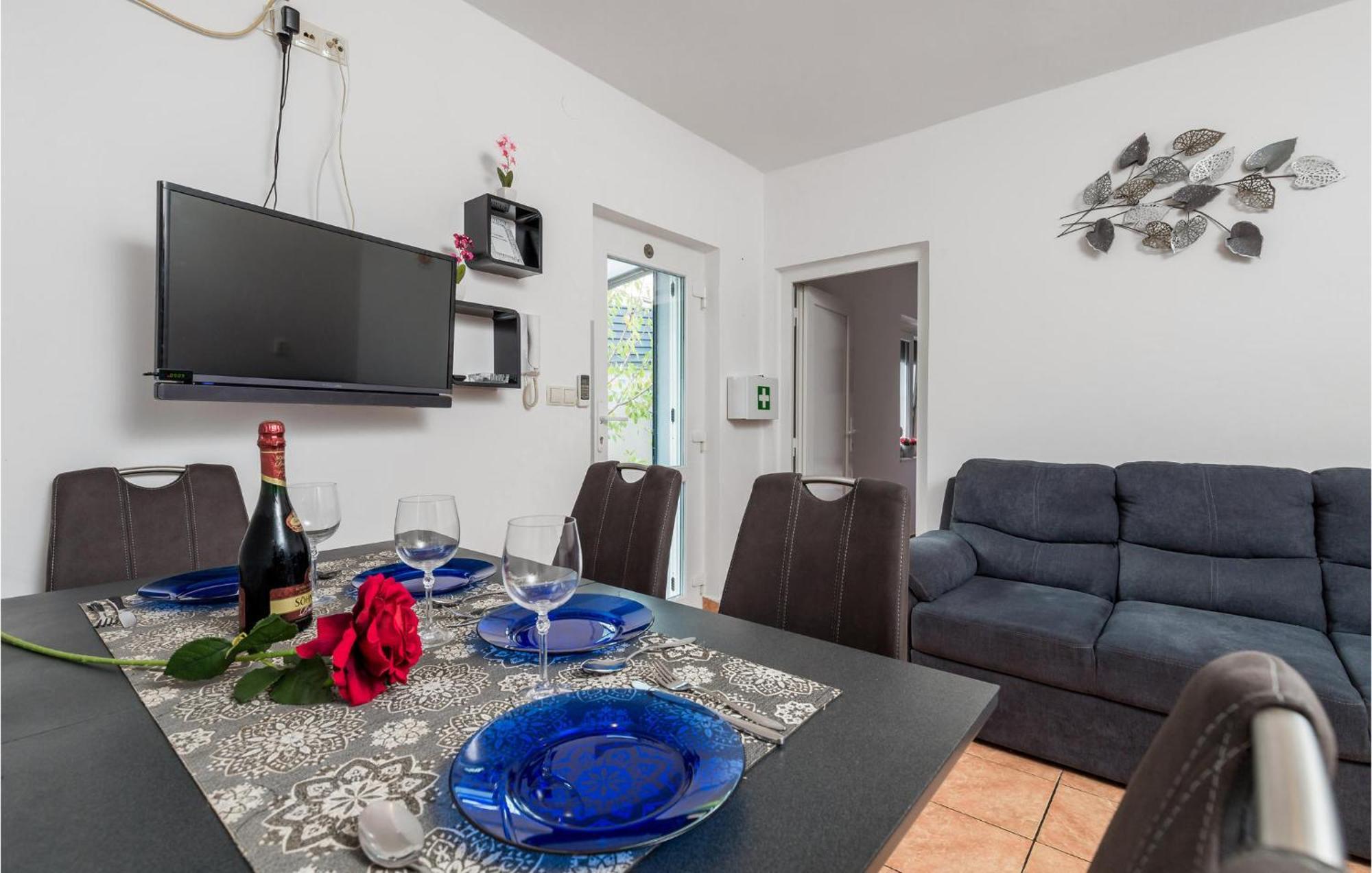 Nice apartment in Vrh with 1 Bedrooms, WiFi&Outdoor swimming pool Buitenkant foto