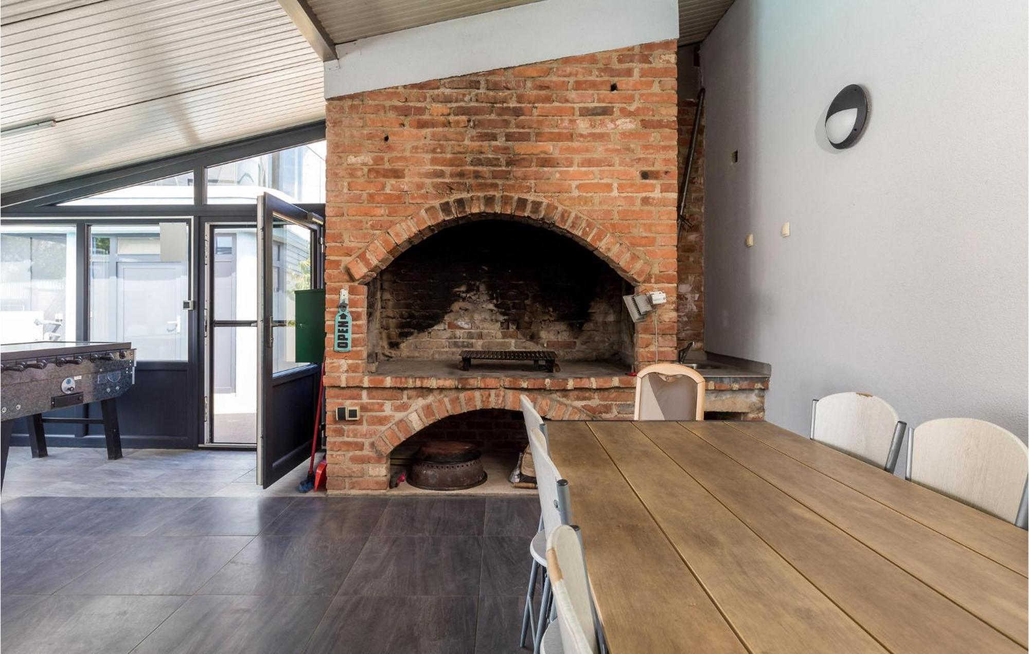 Nice apartment in Vrh with 1 Bedrooms, WiFi&Outdoor swimming pool Buitenkant foto