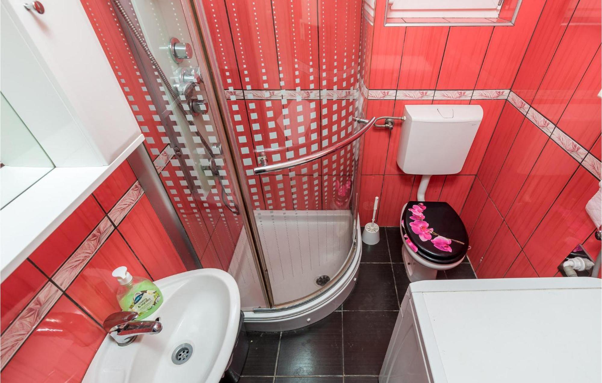 Nice apartment in Vrh with 1 Bedrooms, WiFi&Outdoor swimming pool Buitenkant foto