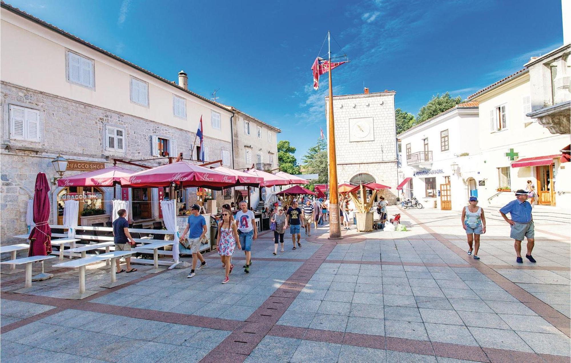 Nice apartment in Vrh with 1 Bedrooms, WiFi&Outdoor swimming pool Buitenkant foto