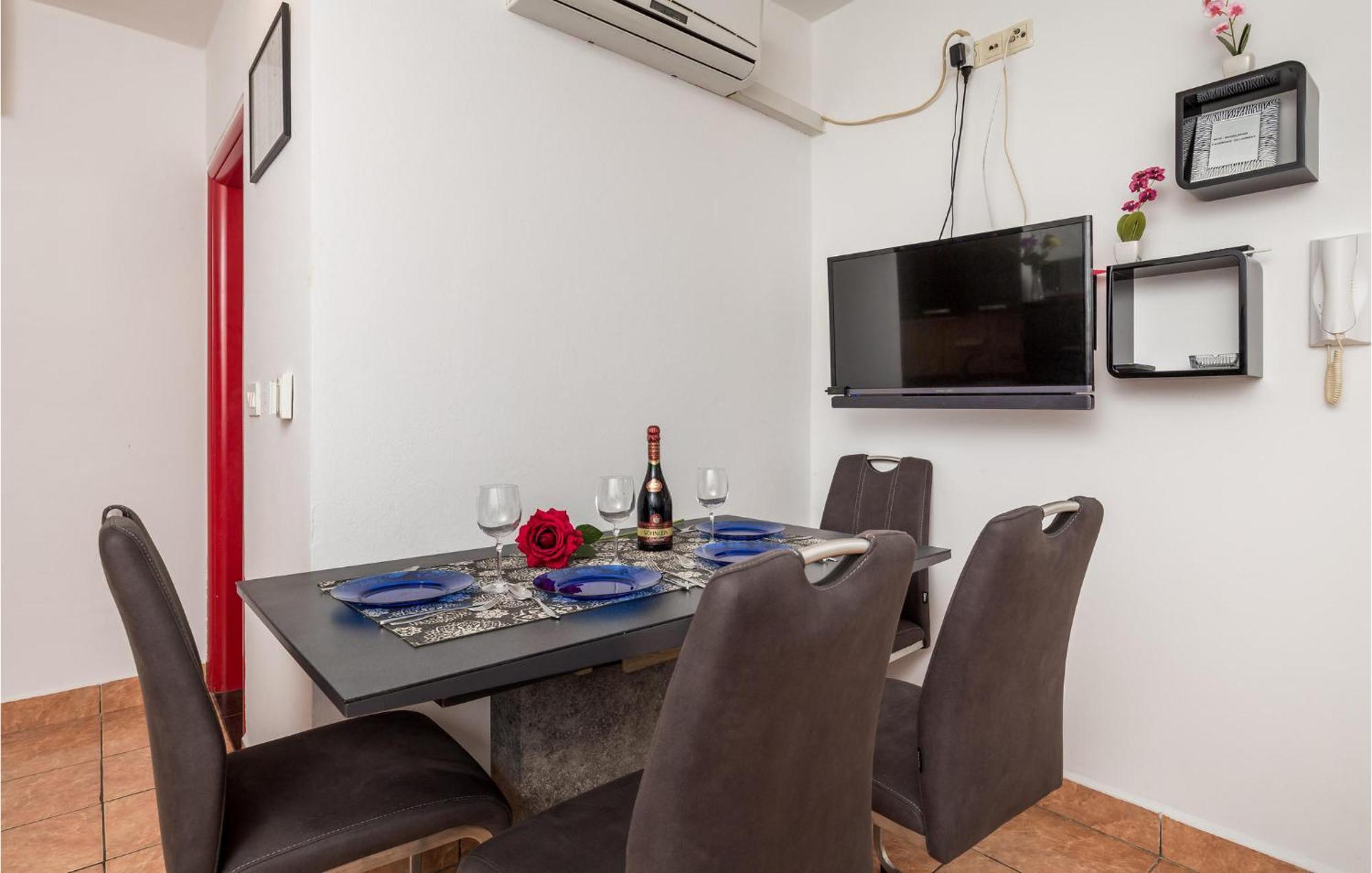 Nice apartment in Vrh with 1 Bedrooms, WiFi&Outdoor swimming pool Buitenkant foto