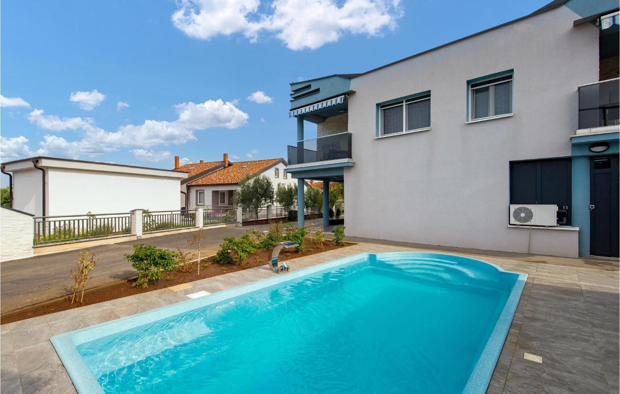 Nice apartment in Vrh with 1 Bedrooms, WiFi&Outdoor swimming pool Buitenkant foto