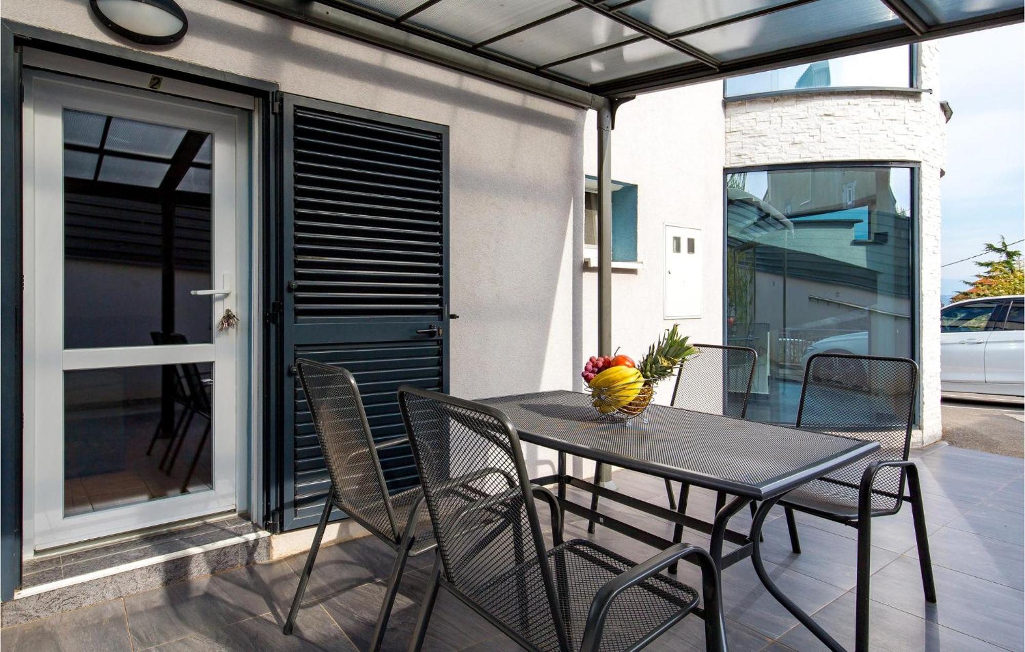 Nice apartment in Vrh with 1 Bedrooms, WiFi&Outdoor swimming pool Buitenkant foto
