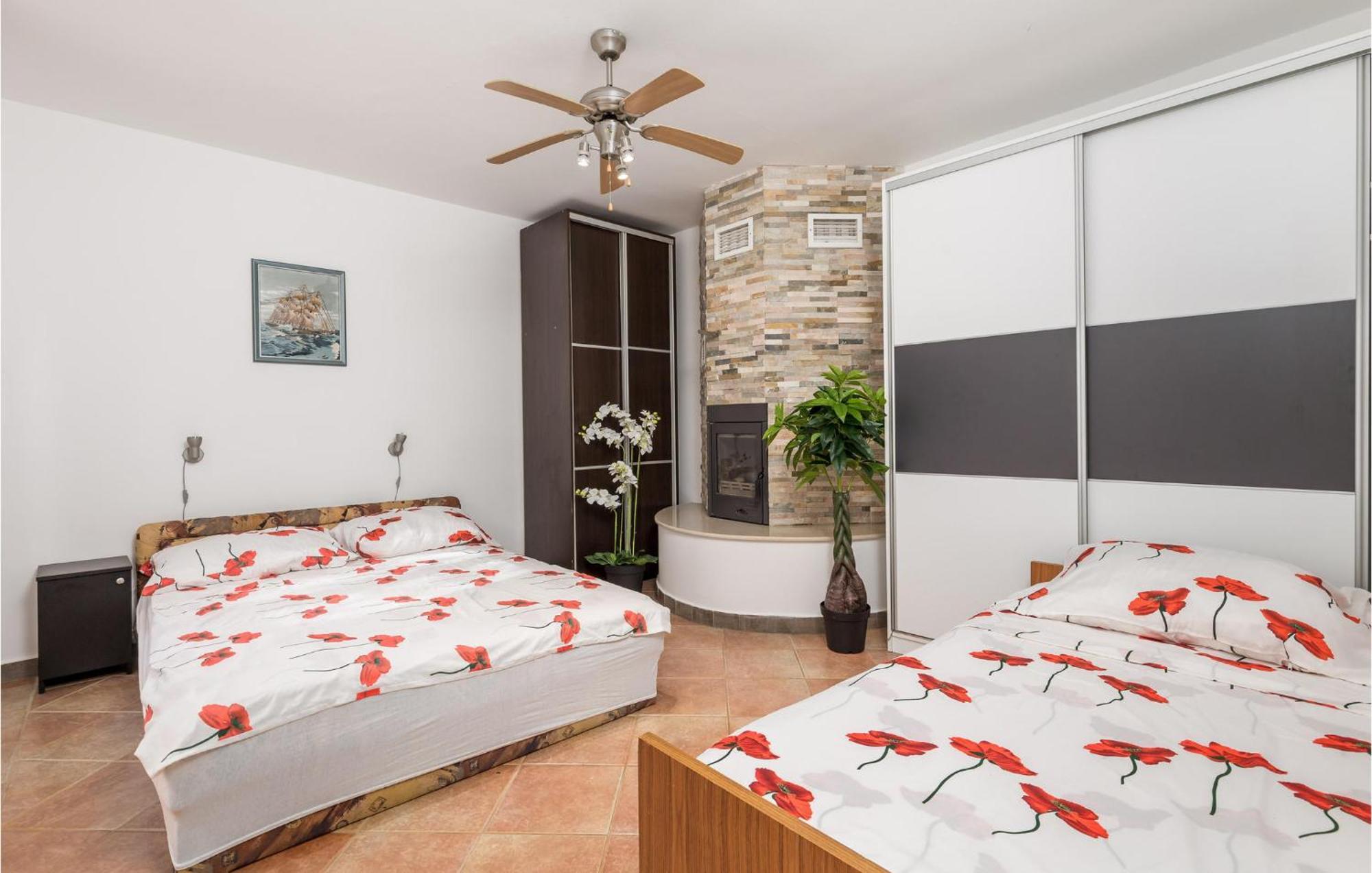 Nice apartment in Vrh with 1 Bedrooms, WiFi&Outdoor swimming pool Buitenkant foto