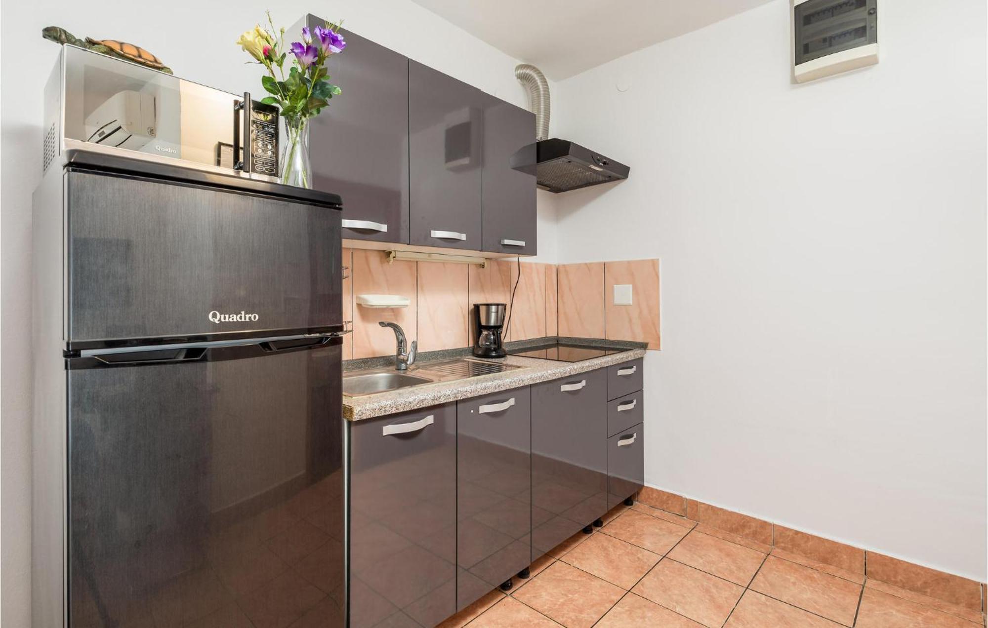 Nice apartment in Vrh with 1 Bedrooms, WiFi&Outdoor swimming pool Buitenkant foto