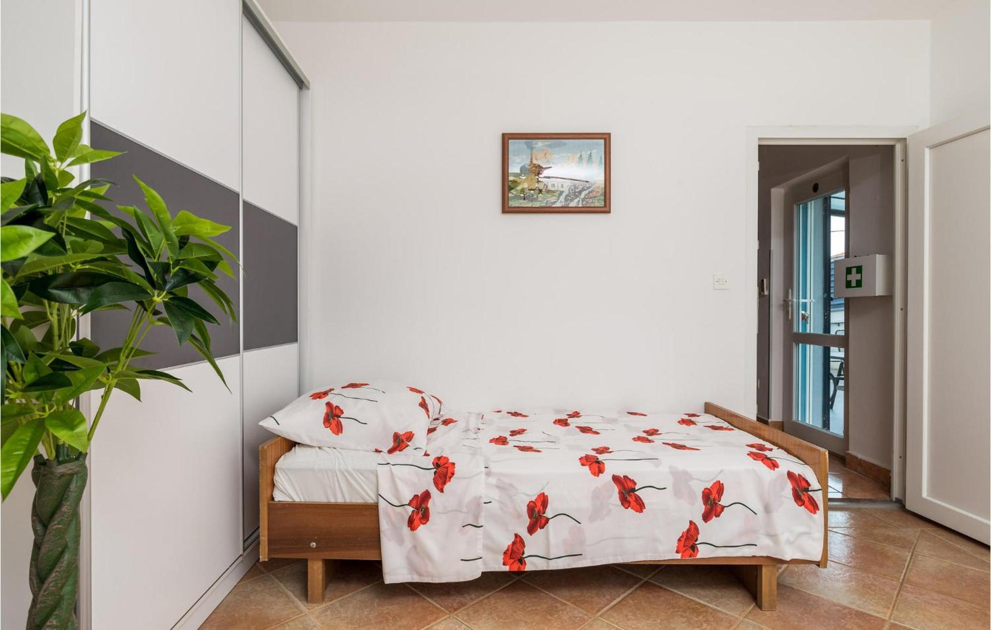 Nice apartment in Vrh with 1 Bedrooms, WiFi&Outdoor swimming pool Buitenkant foto