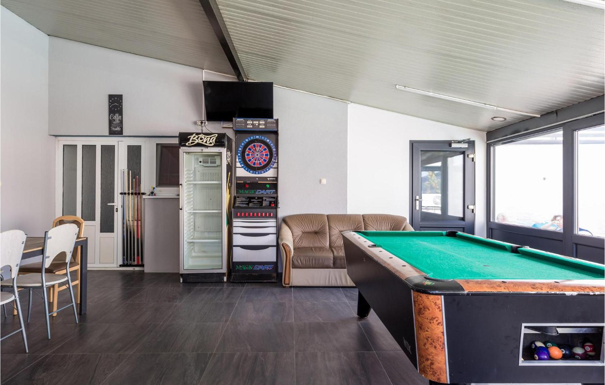 Nice apartment in Vrh with 1 Bedrooms, WiFi&Outdoor swimming pool Buitenkant foto