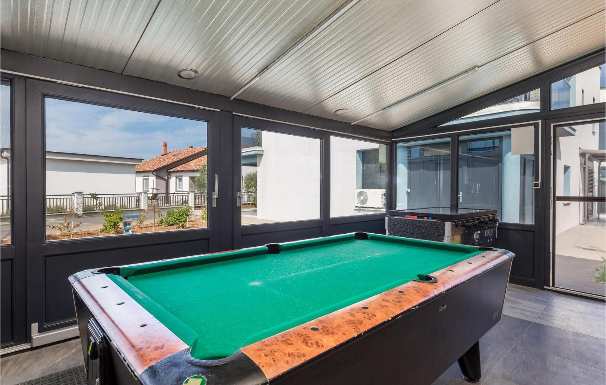 Nice apartment in Vrh with 1 Bedrooms, WiFi&Outdoor swimming pool Buitenkant foto